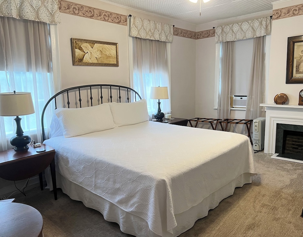 Rogues Harbor Inn - photo 23