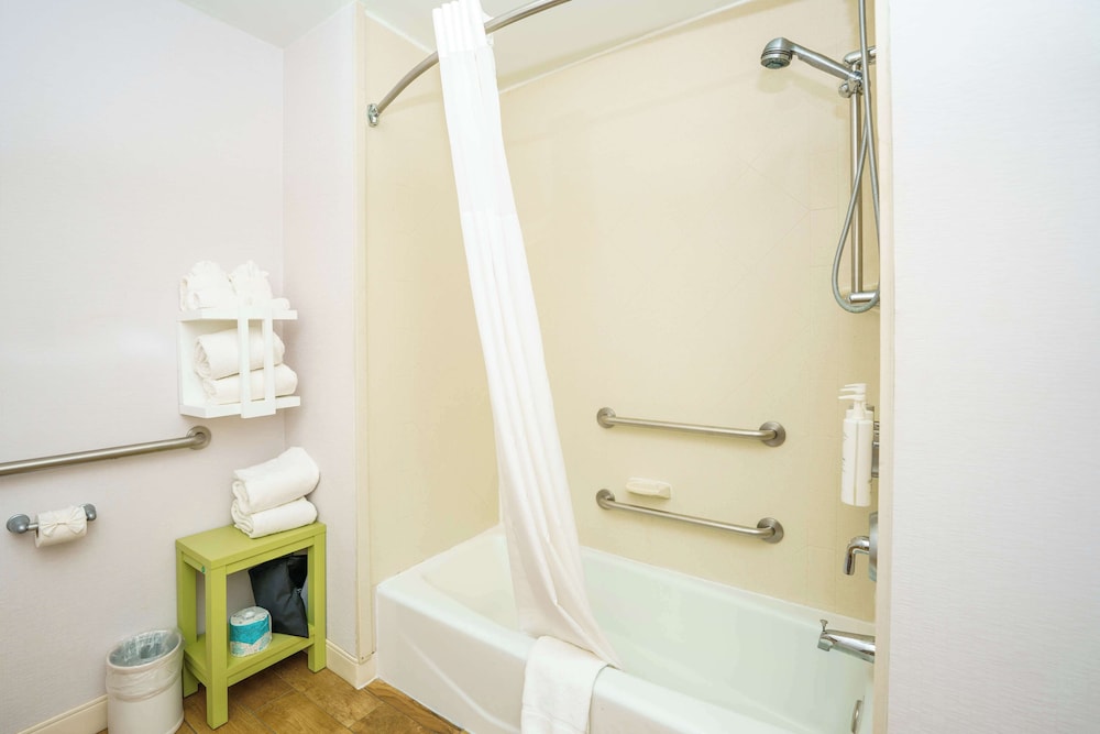 Hampton Inn Garden City - photo 19
