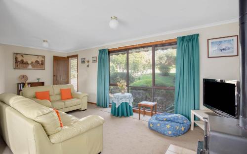 Comfortable Elevated Holiday Home — 4-Star Luxury Hotel in Encounter Bay, Australia