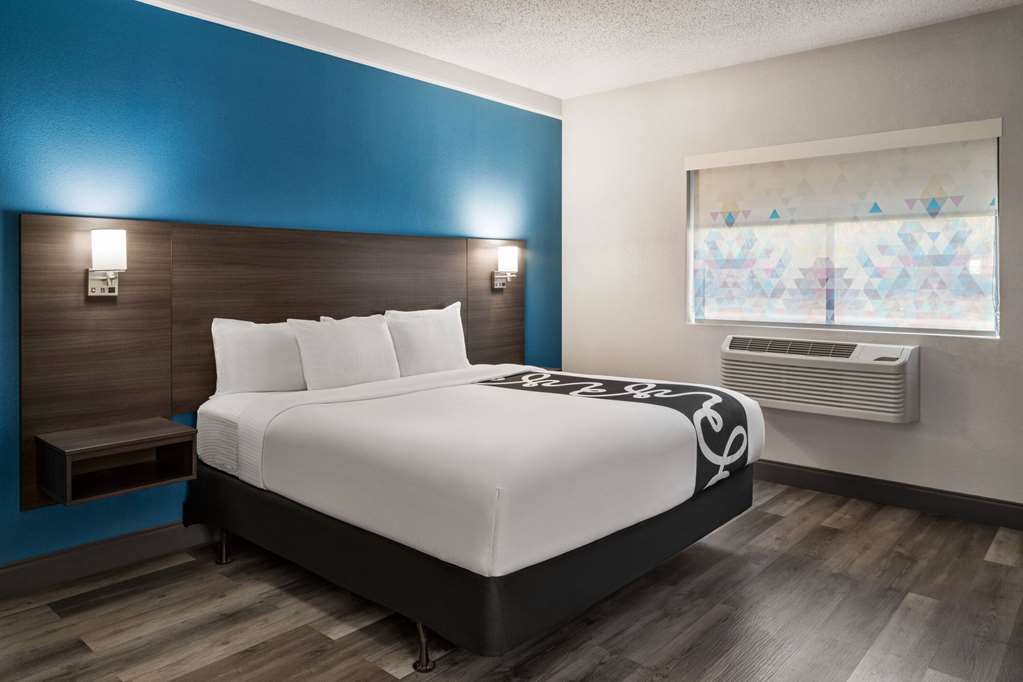 La Quinta Inn & Suites by Wyndham Round Rock North - photo 18
