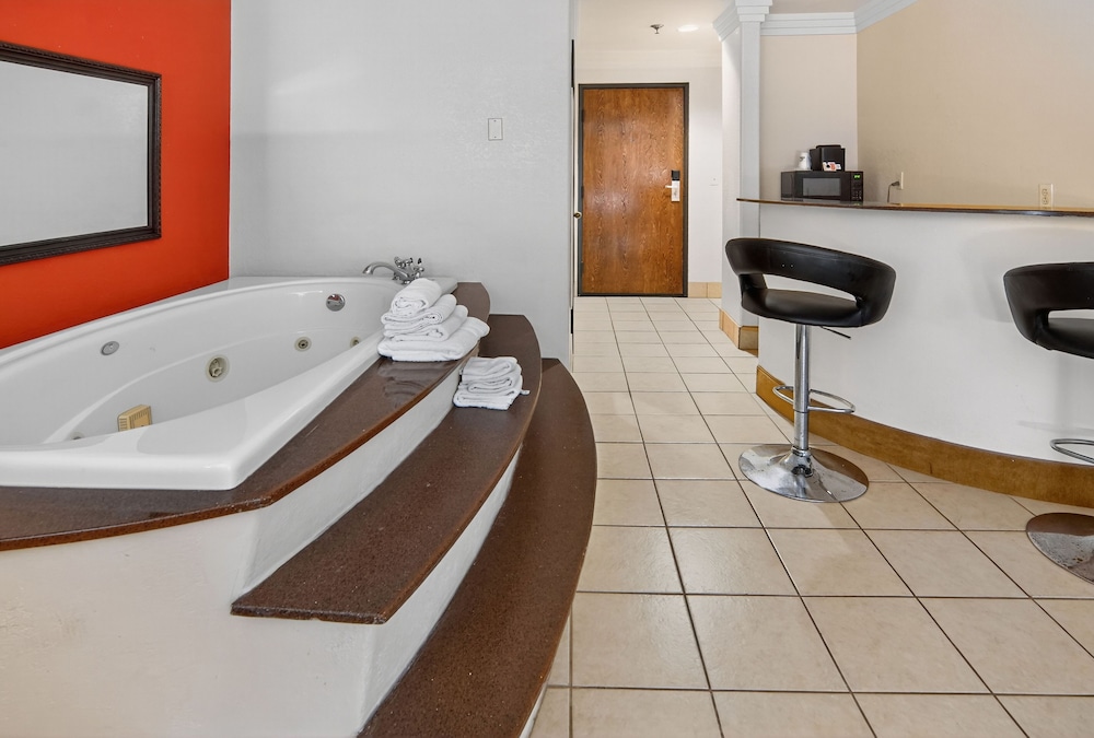 Robinson Inn and Suites - photo 20