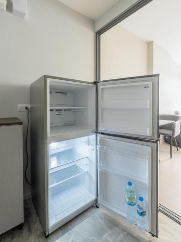 1BR Apt Pool Gym Rooftop BTS Coworking Space 10 min Nana Plaza Central New Building 24 7 Security