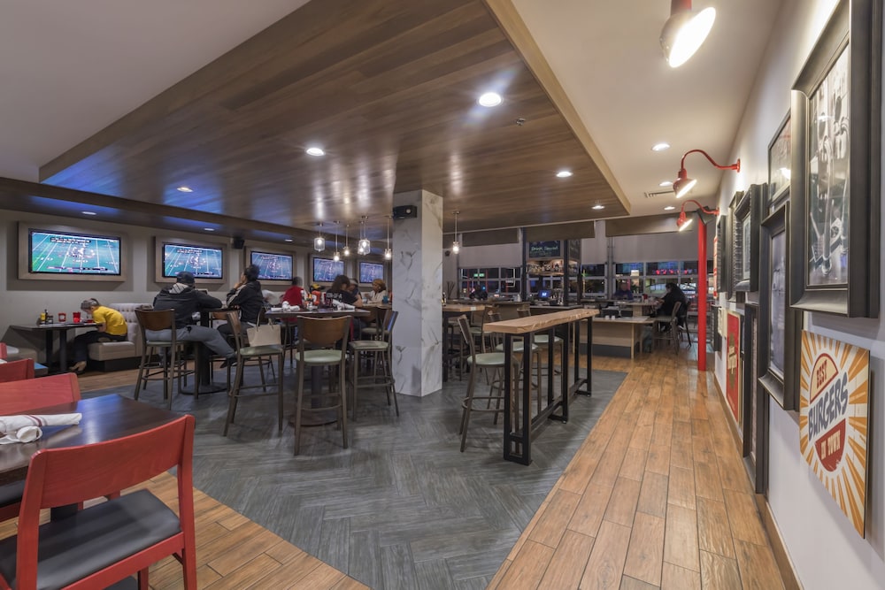 Holiday Inn & Suites Phoenix Airport North by IHG - photo 34