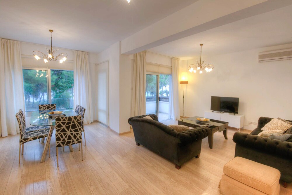 Dasoudi Luxury Beachfront Apartment