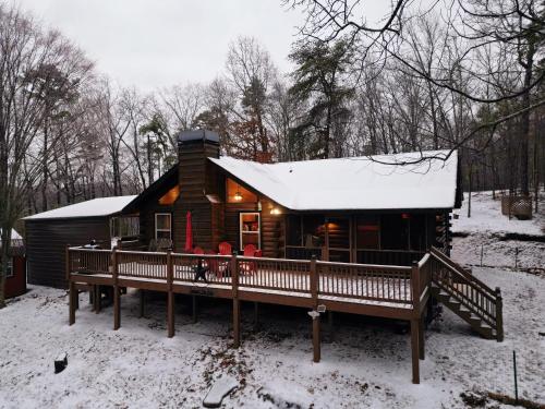 Charming Cabin with Game Room & Firepit — 4-Star Luxury Hotel in Ranger, United States