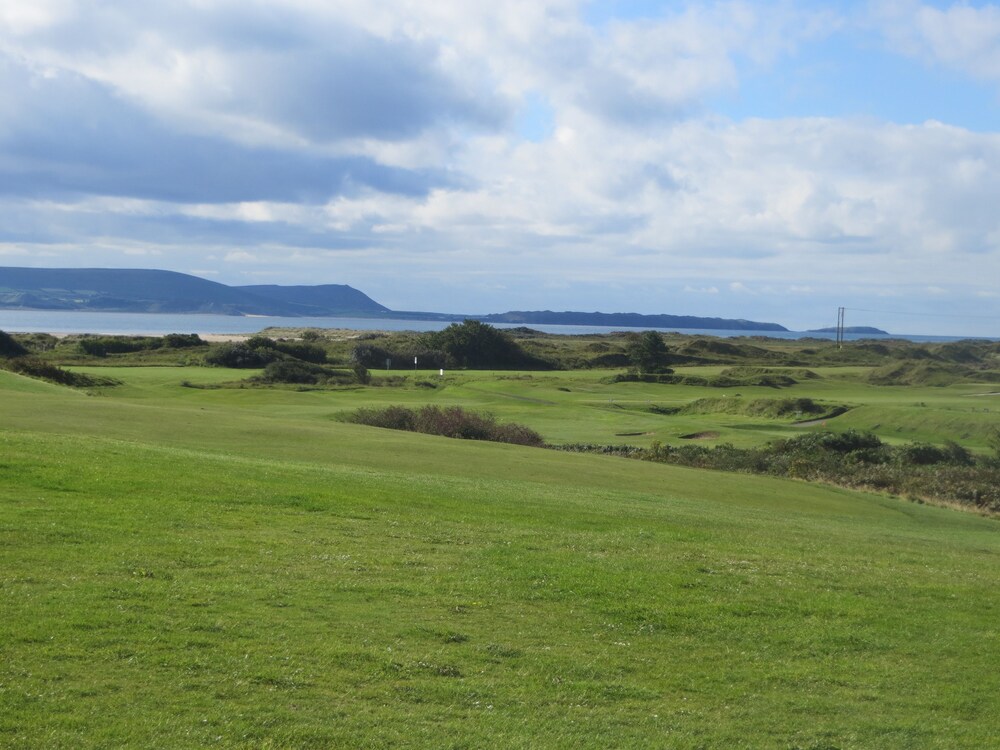 Four seasons Guest House — 4-Star Luxury Hotel in Burry Port, United Kingdom