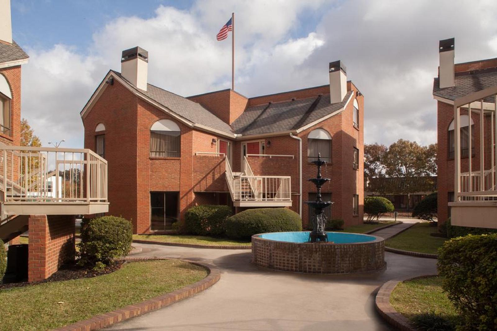 Cloverleaf Suites in Baton Rouge, United States
