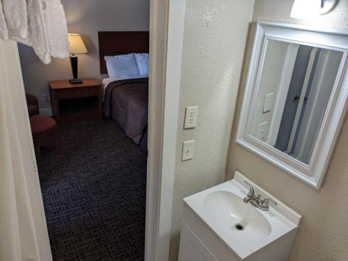 Bea's Parkway Inn - photo 14