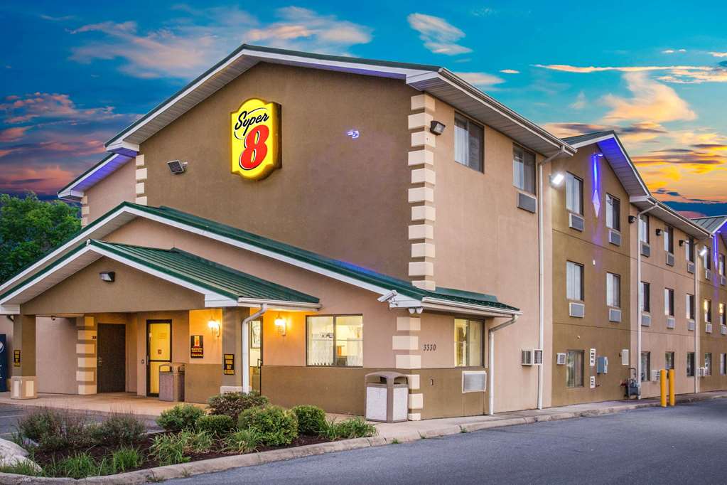 Super 8 by Wyndham Harrisonburg in Harrisonburg, United States