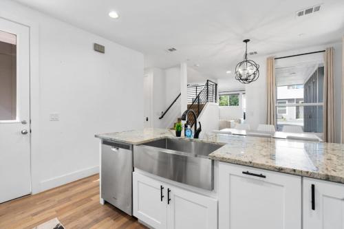 Mins to Downtown Formula 1 ACL in Austin, United States