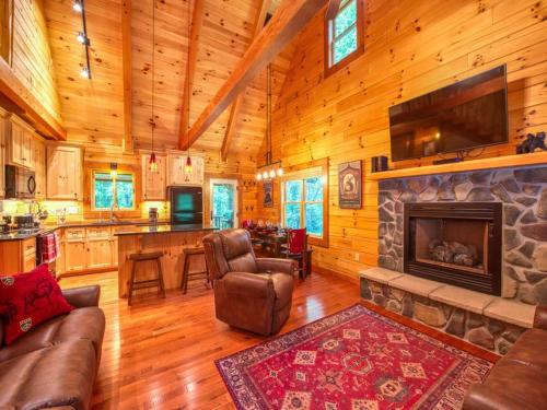 Timber Cabin with Hot Tub and Outdoor Space — 4-Star Luxury Hotel in Maggie Valley, United States
