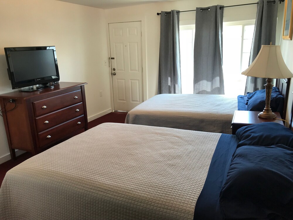 Admiral's Ocean Inn - photo 10