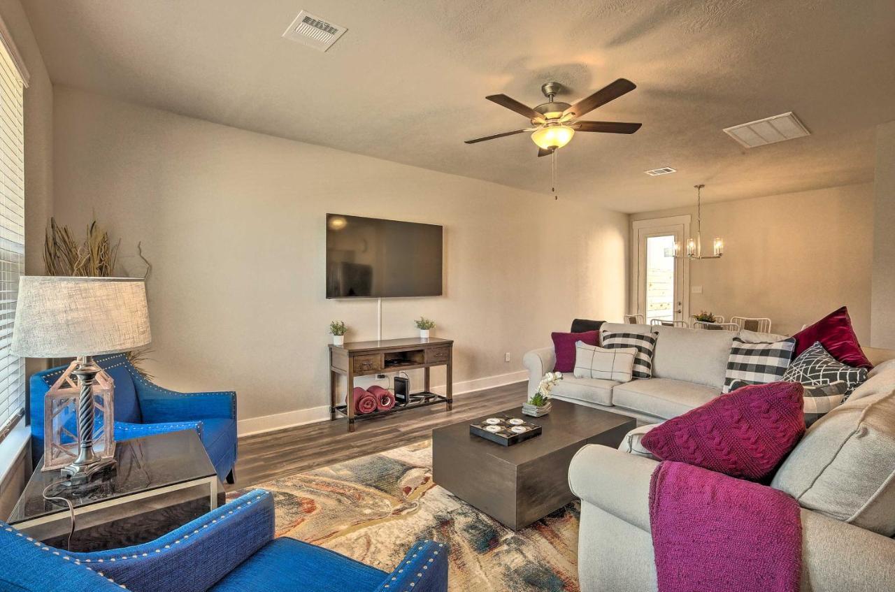 College Station Townhome With Furnished Patio — College Station