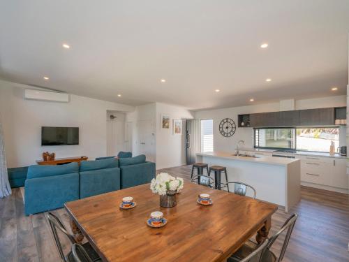 Treetop Bach Whangamata Holiday Home — 4-Star Luxury Hotel in Whangamata, New Zealand