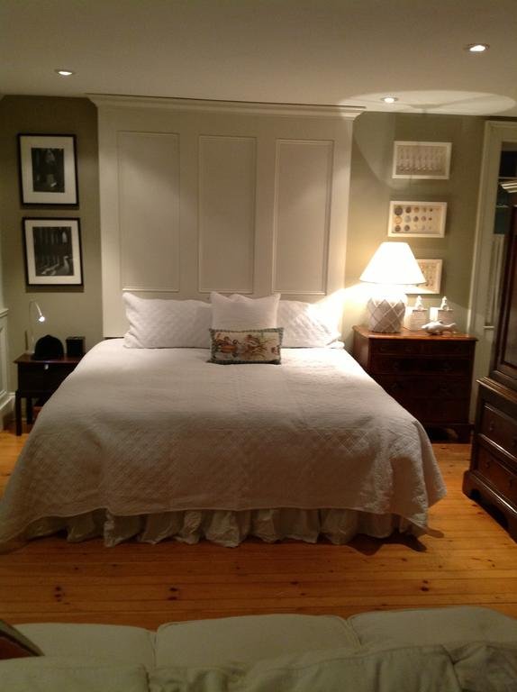 Dot's Landing Garden Room — 4-Star Luxury Hotel in Niagara Falls, Canada