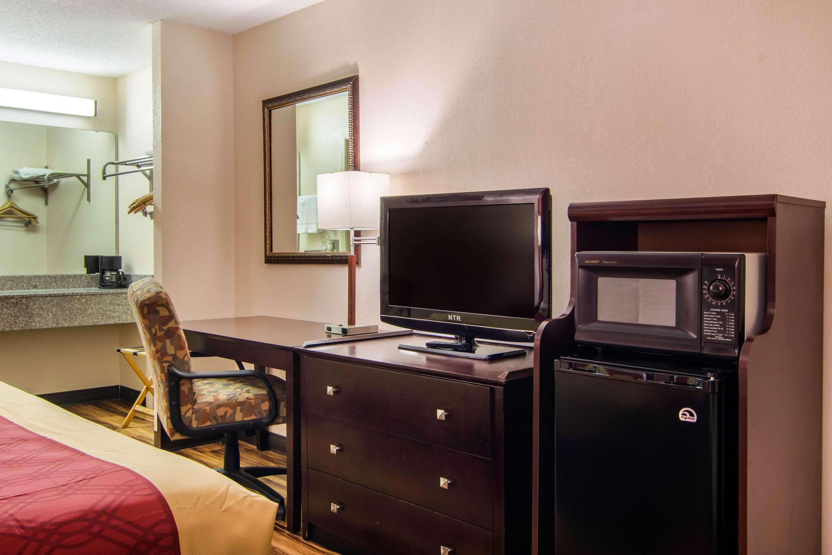 Econo Lodge Madison Airport - photo 47