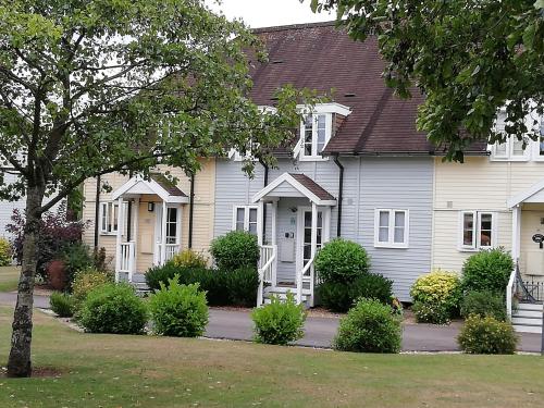 Lovely Lakeside lodge for families and friends — 4-Star Luxury Hotel in South Cerney, United Kingdom