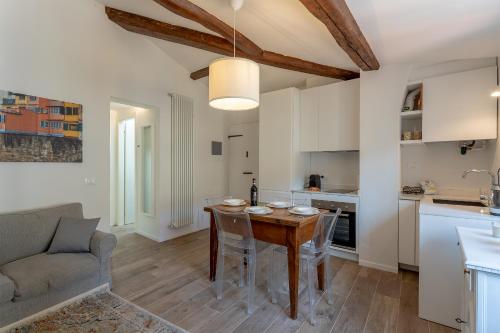 Piazza Dei Rossi Due View — 4-Star Luxury Hotel in Florence, Italy