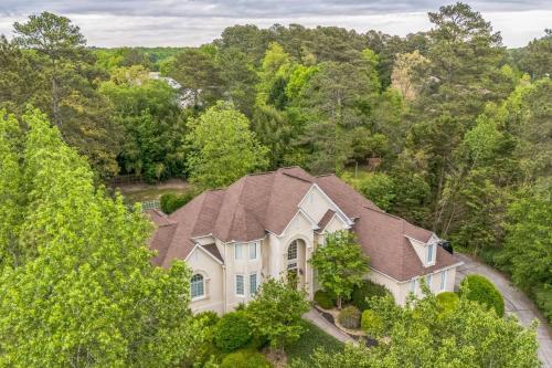 Elegant 5BR Retreat Pool & Yard — hotel in Snellville
