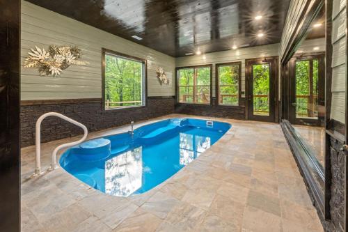 Rustic Cabin Retreat with Indoor Pool & Hot Tub — 4-Star Luxury Hotel in Sevierville, United States