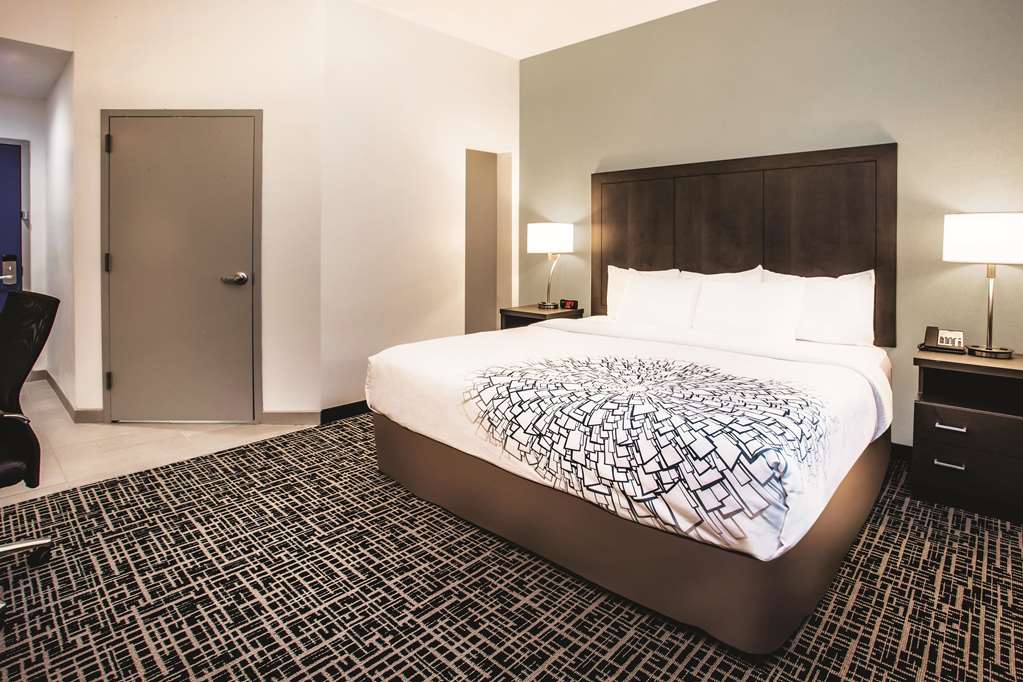La Quinta Inn & Suites by Wyndham Baltimore Downtown - photo 21