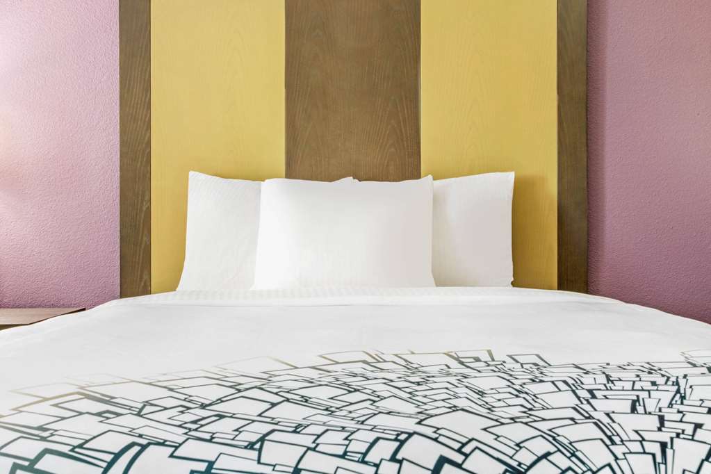 La Quinta Inn & Suites by Wyndham Hillsboro - photo 7