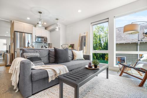 Rooftop Patio with Waterview Private Garden & Grill 3BR 3BA Modern Cityscape - photo 13