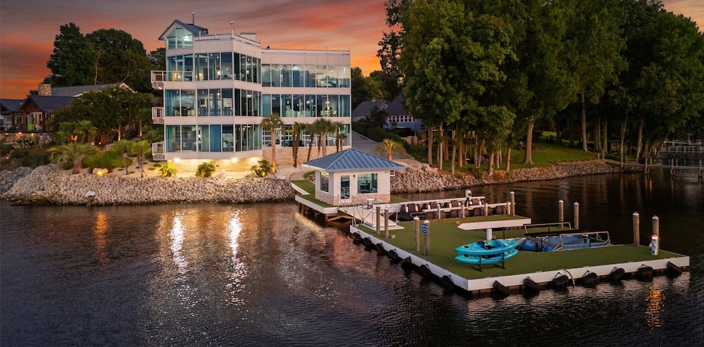 The Glass Mansion w Optional Boat Rental — 4-Star Luxury Hotel in Terrell, United States