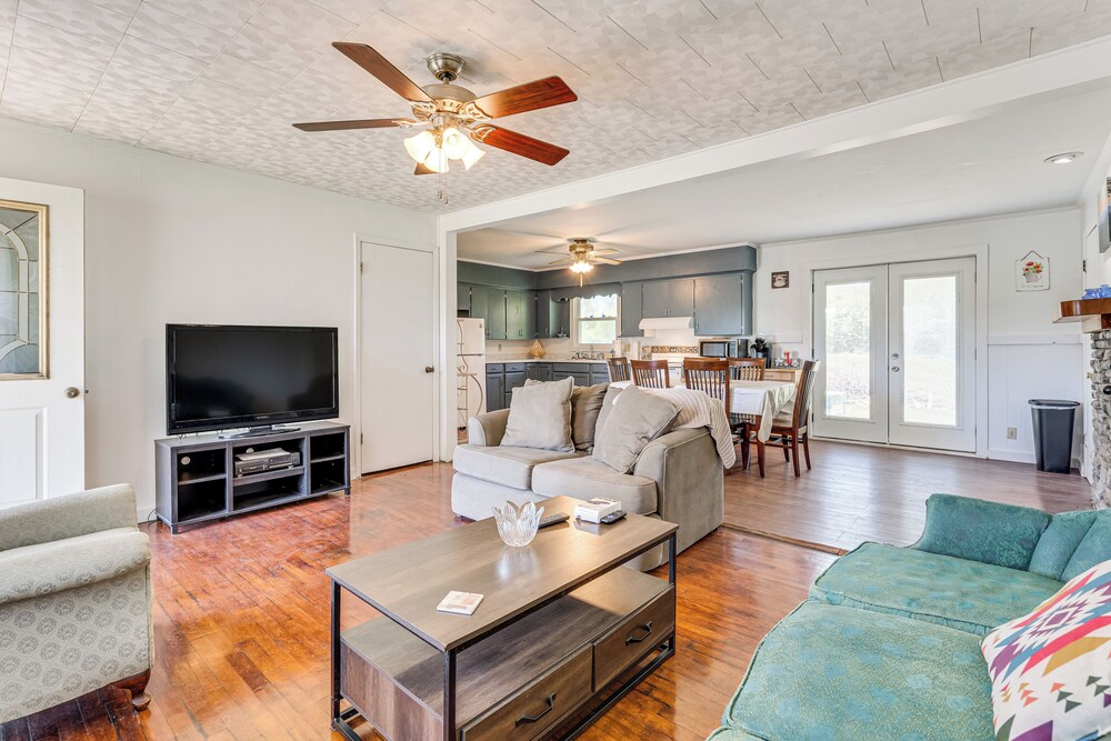 5 Mi to Chatuge Lake: Hayesville Hideaway — hotel in Hayesville