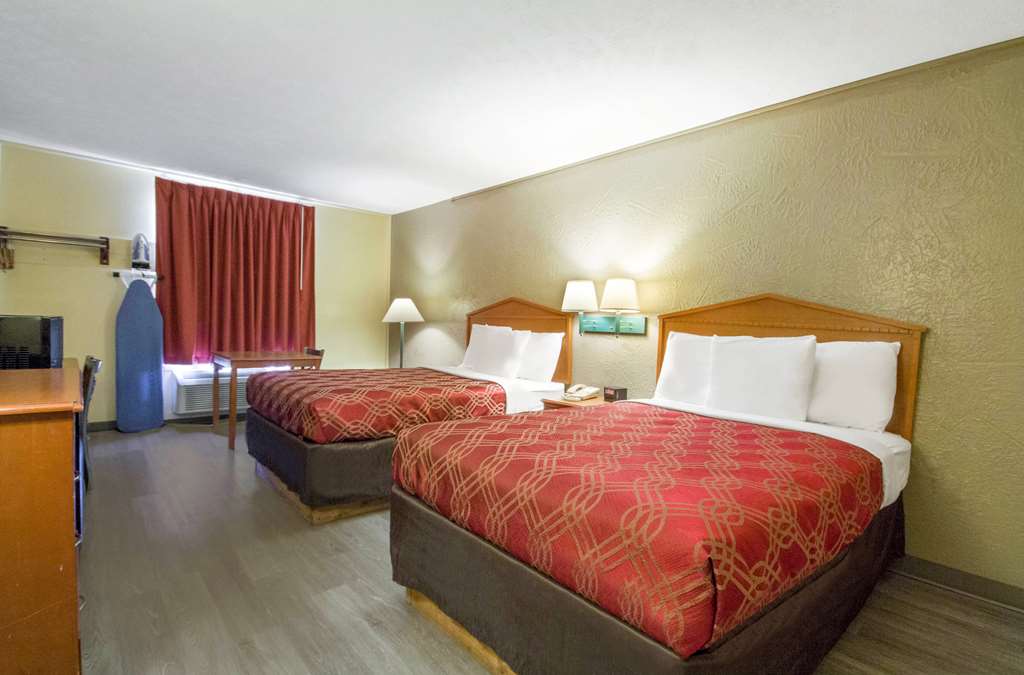Econo Lodge Lansing Leavenworth - photo 6