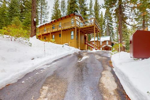 Wolf Tree Wonder - carbon neutral hotel in Truckee