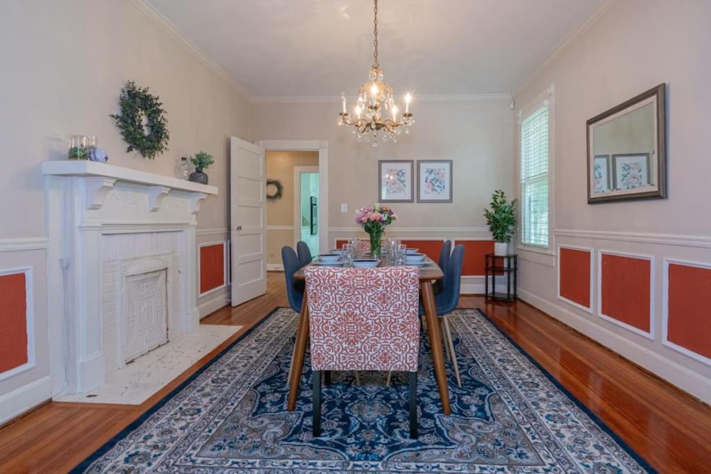 The Parkside Cottage Lakebottom Park at Doorstep — 4-Star Luxury Hotel in Columbus, United States