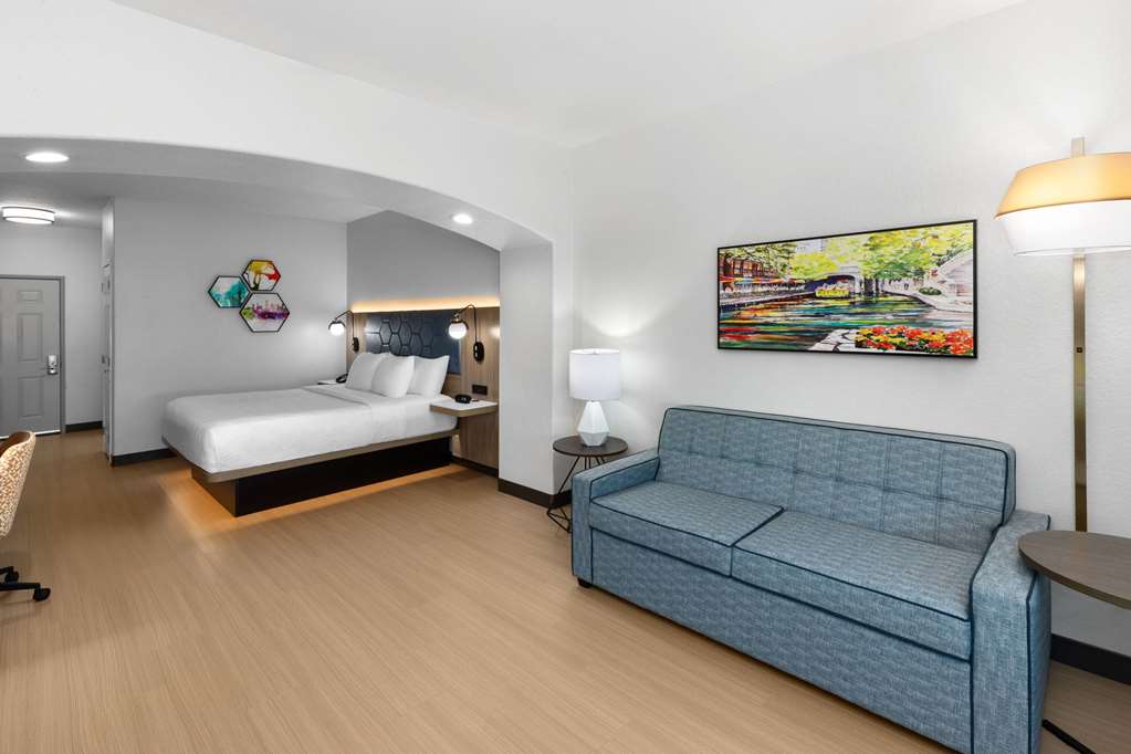 La Quinta Inn & Suites by Wyndham San Antonio Northwest - photo 24
