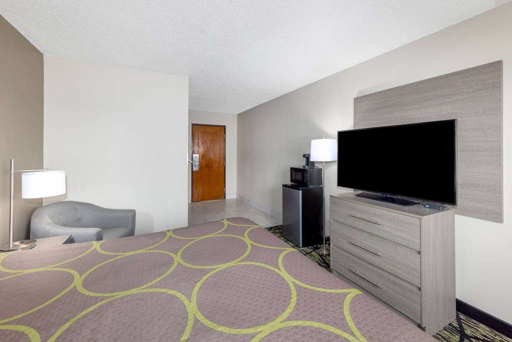 Super 8 by Wyndham Pratt - photo 33