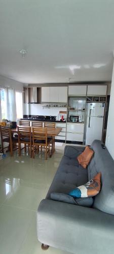 Suíte 50 metros da praia 10 km Beto Carrero e BC local compartilhado in Navegantes, Brasil