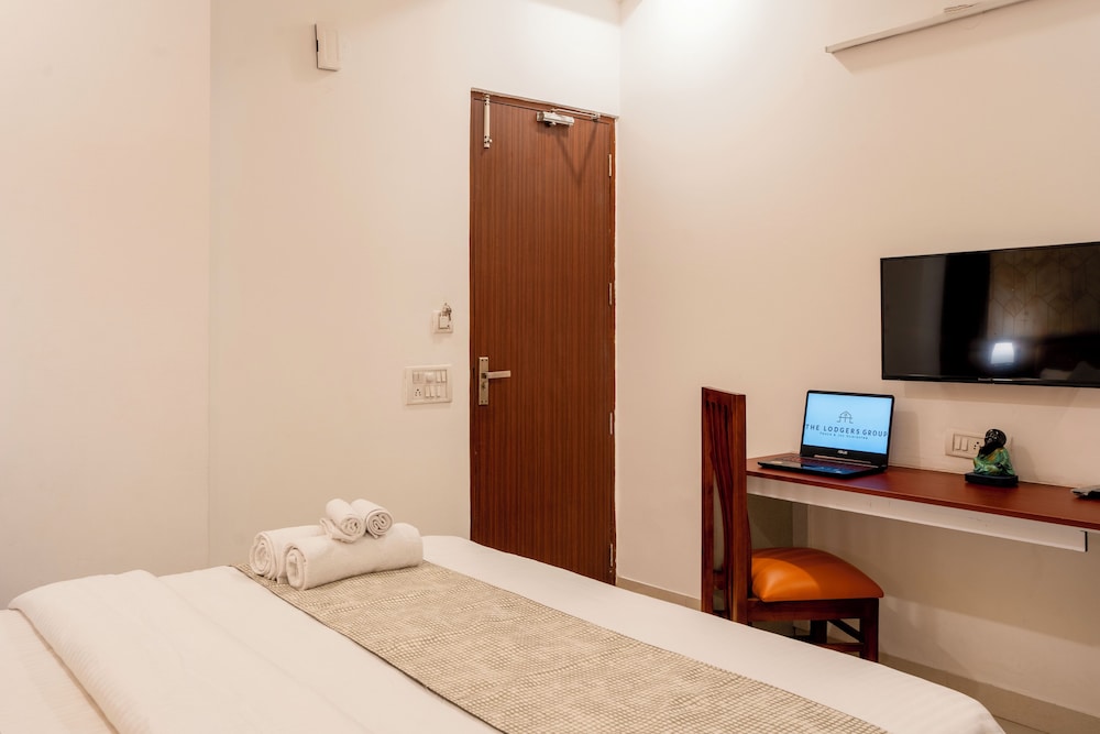 The Lodgers Hotel Near Medanta Hospital Sector 38