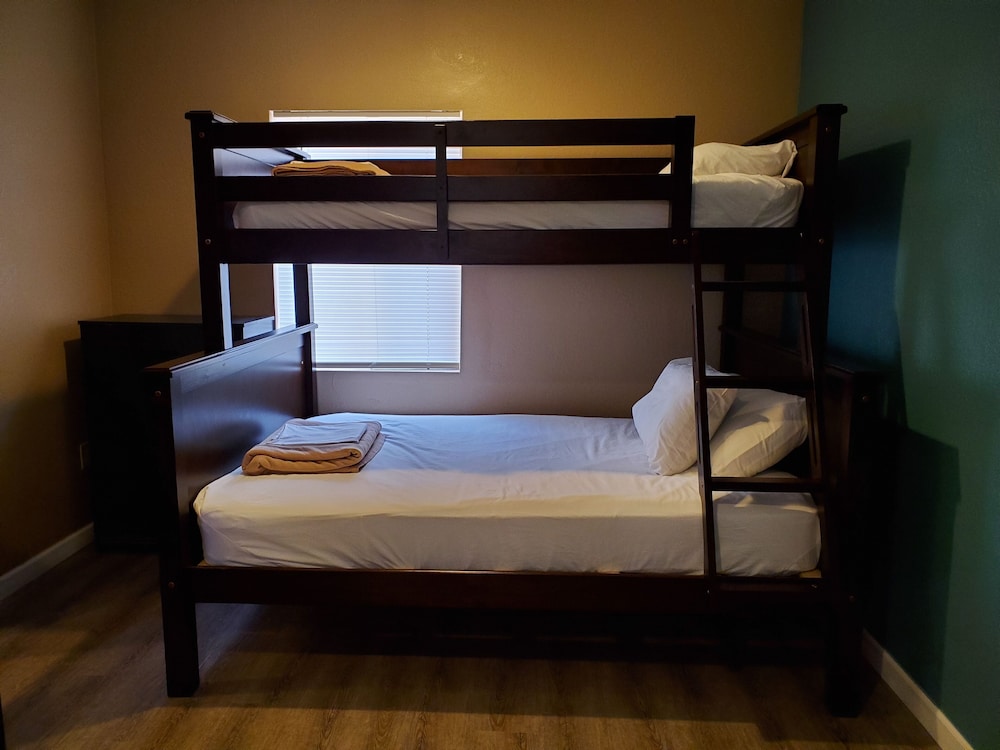 Pinecrest Inn & Suites - photo 3