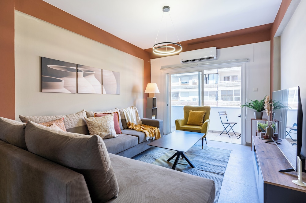 Oracle 2 BR Apt. & Balcony in Larnaca — 4-Star Luxury Hotel in Larnaca, Cyprus
