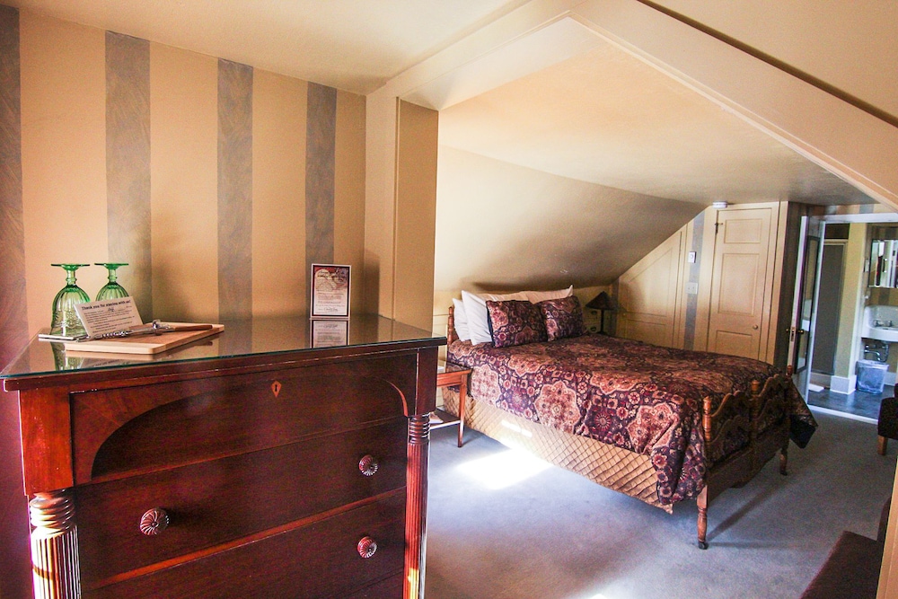 Admiral Peary Inn Bed & Breakfast - photo 14