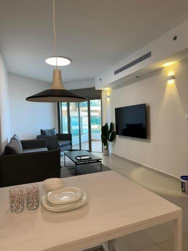 Sunset suite step from the beach — 4-Star Luxury Hotel in Ashkelon, Israel