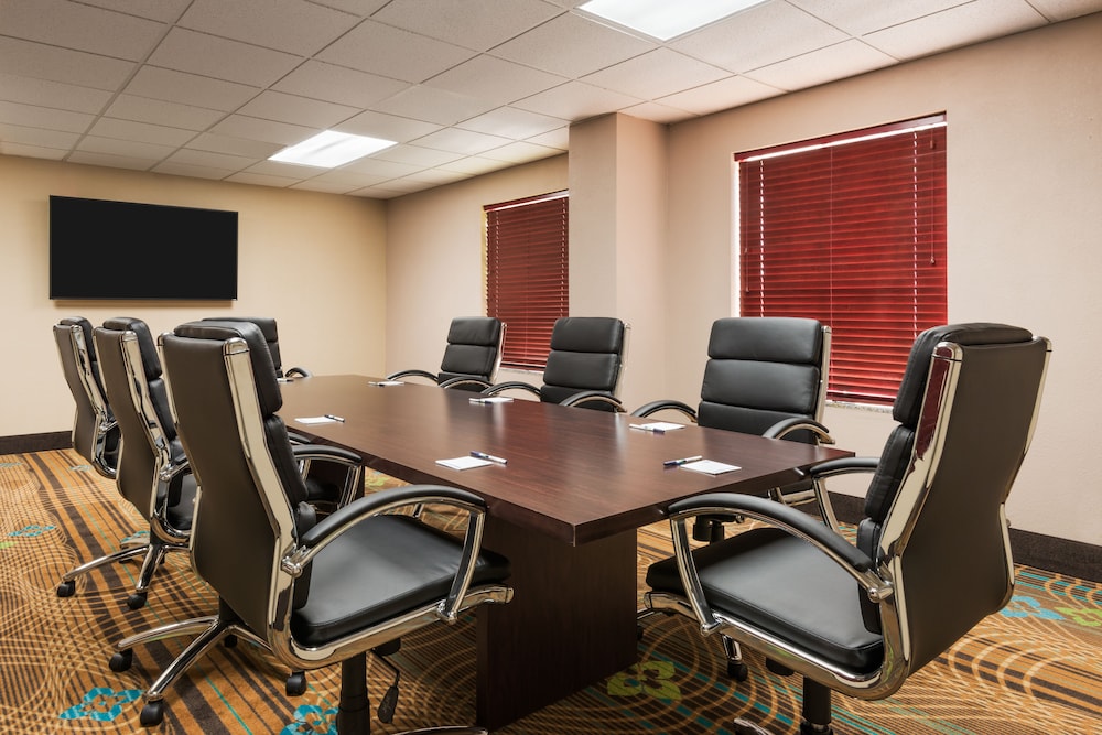 Holiday Inn Express Hotel & Suites Bentonville by IHG - carbon neutral hotel in Bentonville