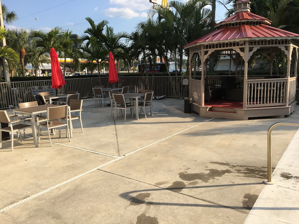 Days Inn & Suites by Wyndham Bonita Springs North Naples - photo 25