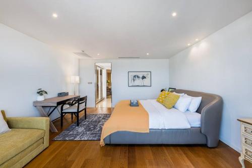 Iconic skyline Big apartment Great location