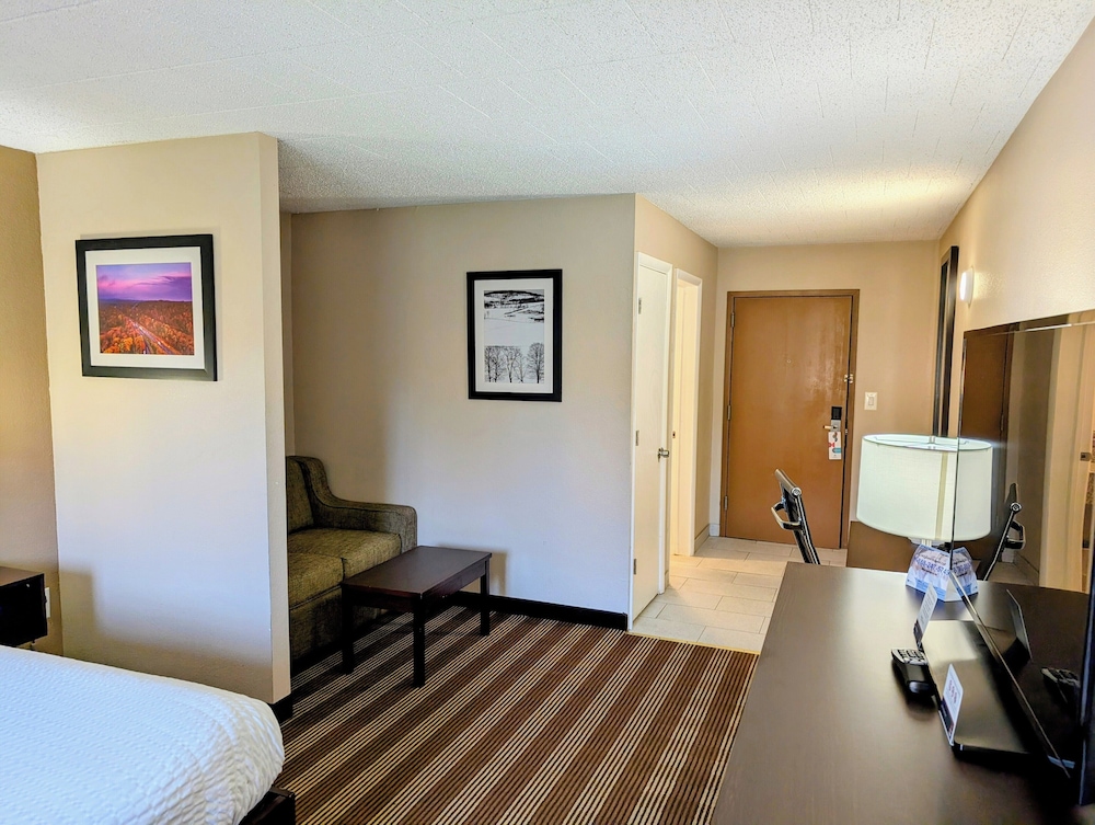 Pocono Inn & Banquet - photo 9