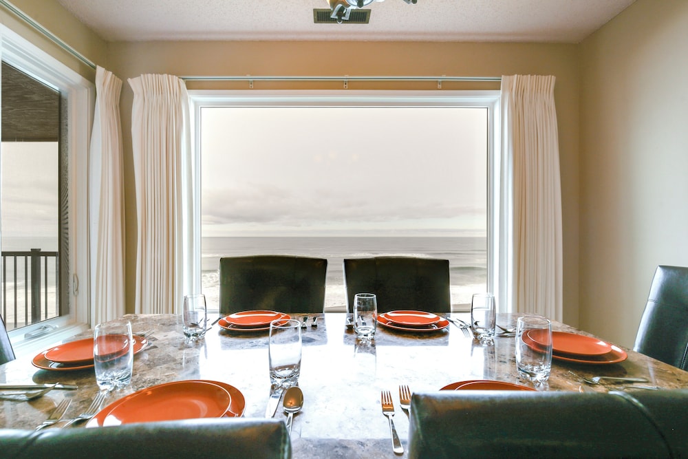 Lincoln City Condo Pool Access Walk to Beach — 4-Star Luxury Hotel in Lincoln, United States