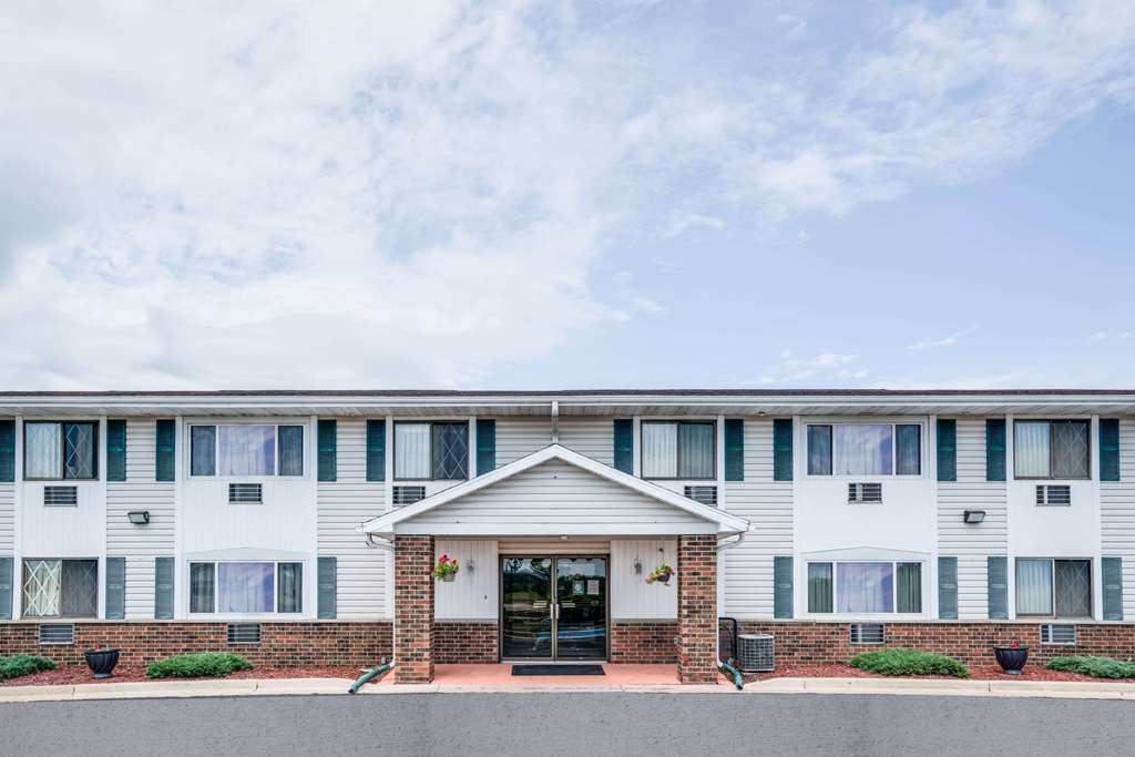 Super 8 by Wyndham Tomah Wisconsin - photo 2