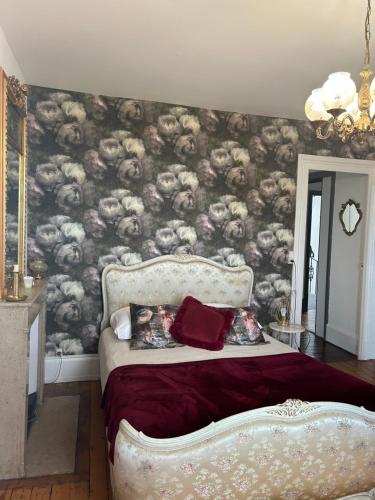Chateau de la Bouchatte Chambre Les Roses — 4-Star Luxury Hotel in Huriel, France