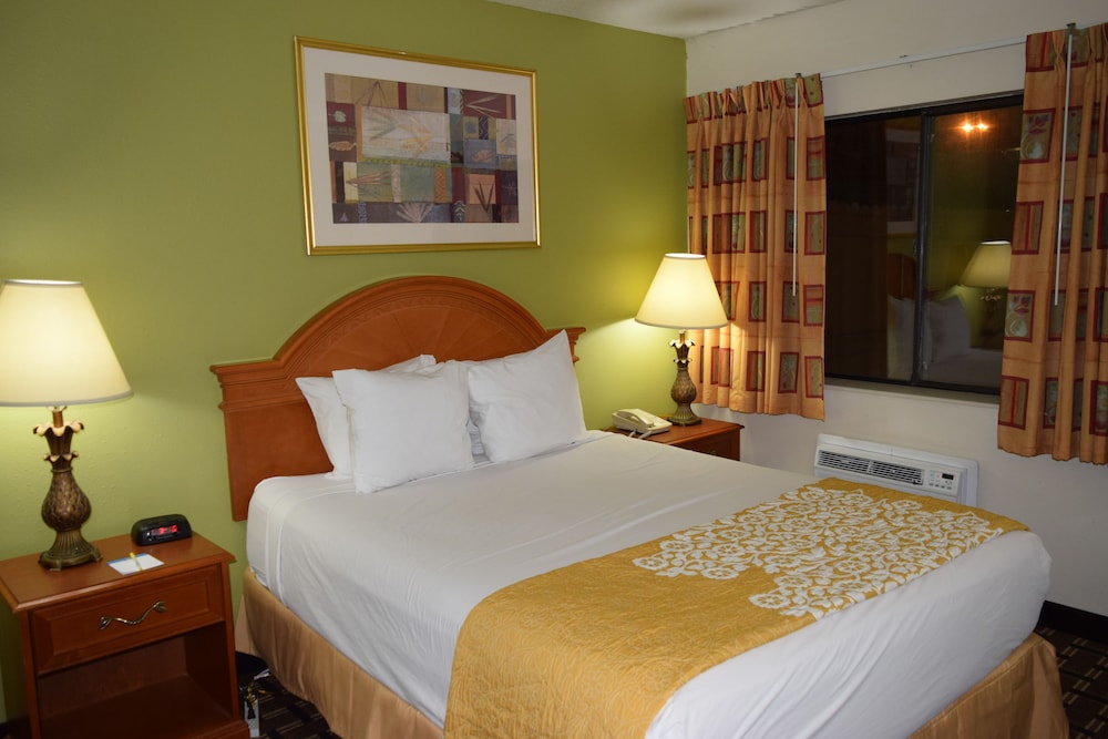 Days Inn by Wyndham Portage Cascade Mountain area - photo 8