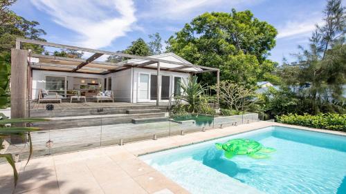 Luxury Beach Shack With Pool and Short Walk To Beach — hotel in Macmasters Beach