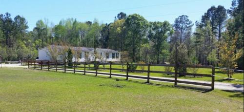 Jacksonville Ranch with private Hottub and Pool stocked Pond Bike and Hiking trails — 4-Star Luxury Hotel in Maysville, United States